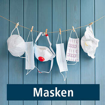 Verschiedene Masken hängen an einer Wäscheleine