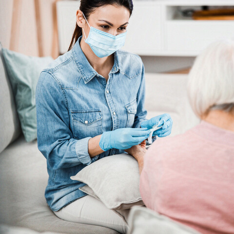 Anwendungsbeispiel Frau mit Handschuhen